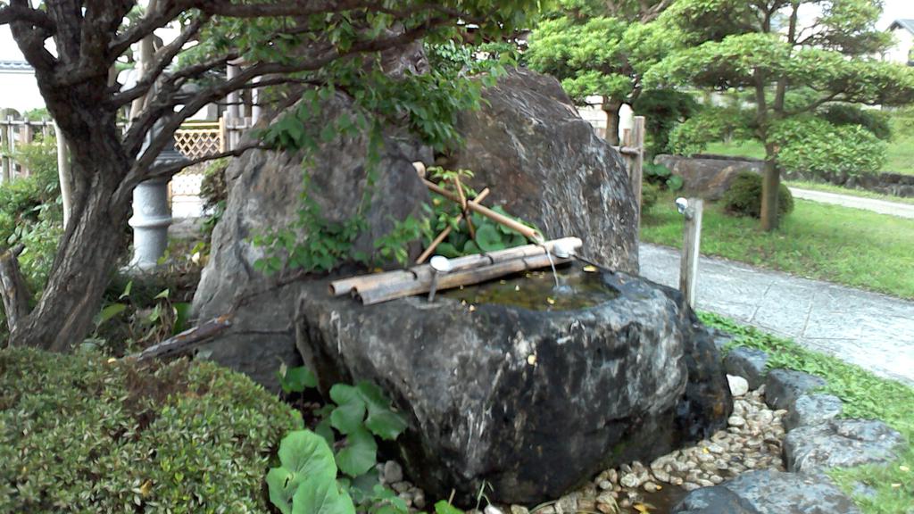 なぎ 続きまして 杖ノ淵公園 全国名水百選の一つです 弘法大師が杖をつきたてたら水が湧いたという伝説があるので 空海像がでーんと立ってます Http T Co Ppx8qtyx7s Twitter