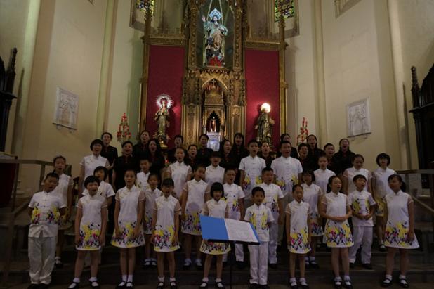 EVMusicaYDanza's tweet photo. El domingo, alumnos y padres de la #EscueladeVerano realizarán un intercambio cultural con el Coro Yueli de #China http://t.co/EK4yRng1g4