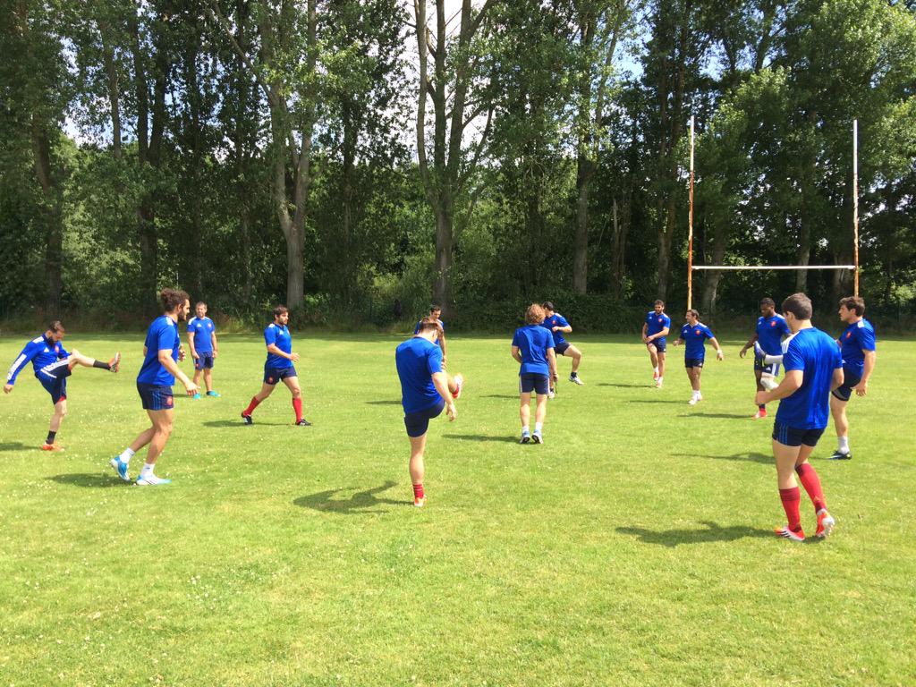 FranceRugby's tweet photo. #France7 entraînement matinal pour les Bleus J-2 avant #Exeter7 #soutiensle7 http://t.co/GZUXwhEUP1