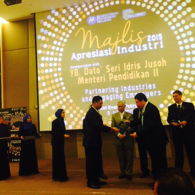 MOHEOfficial's tweet image. Tahniah#kolejkomuniti..Mou di Majlis Apresiasi Industri 2014 @idrisjusoh idris #soaringupward #pppmpt20152025