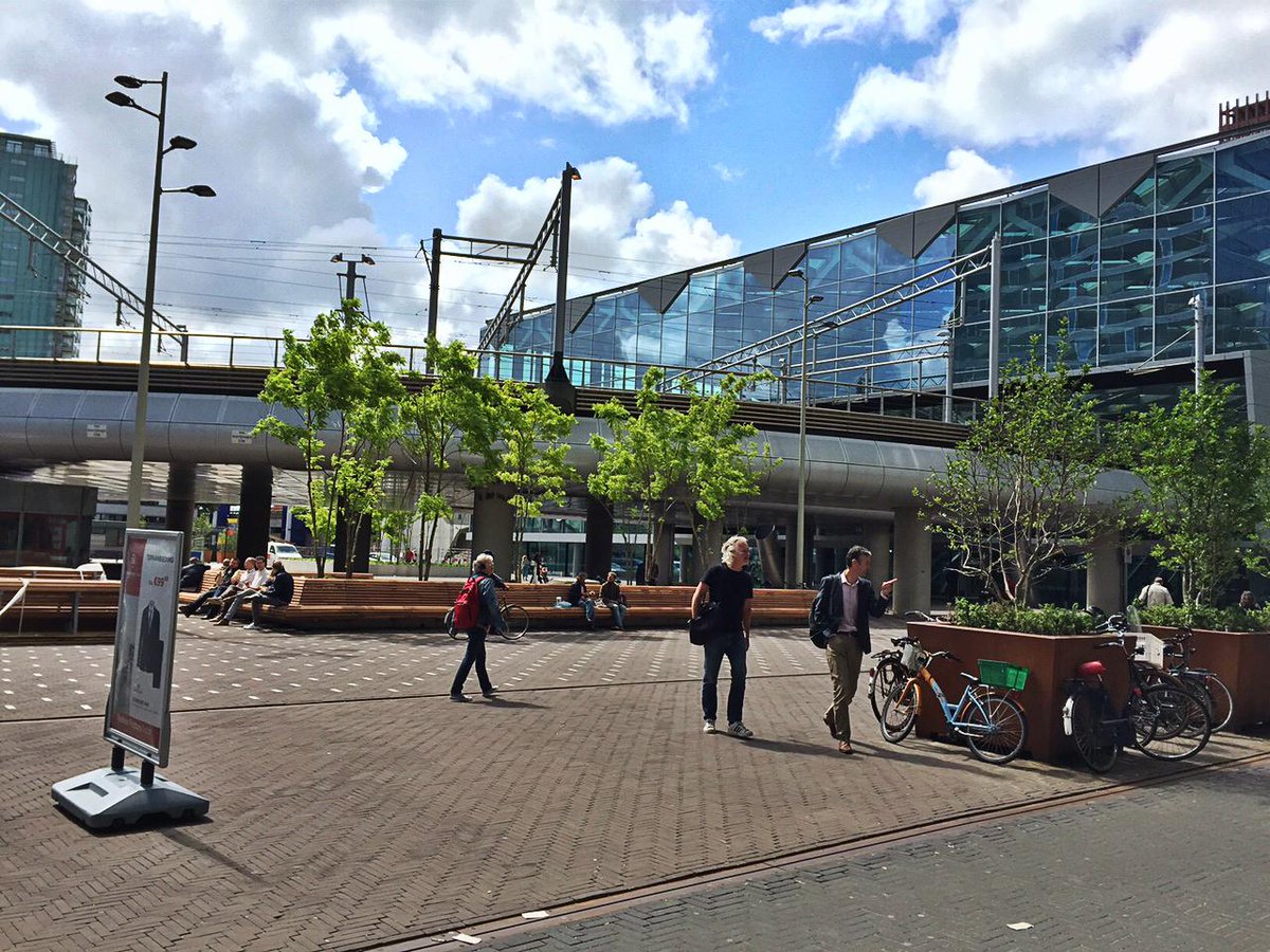 NewBabylonDH's tweet photo. De bankjes! #blij #annavanbuerenplein #denhaag @gahetNA @Aad_LetMus @kinderboekenmus @GemeenteDenHaag @DHNCentraal http://t.co/CI5dLuE8xM