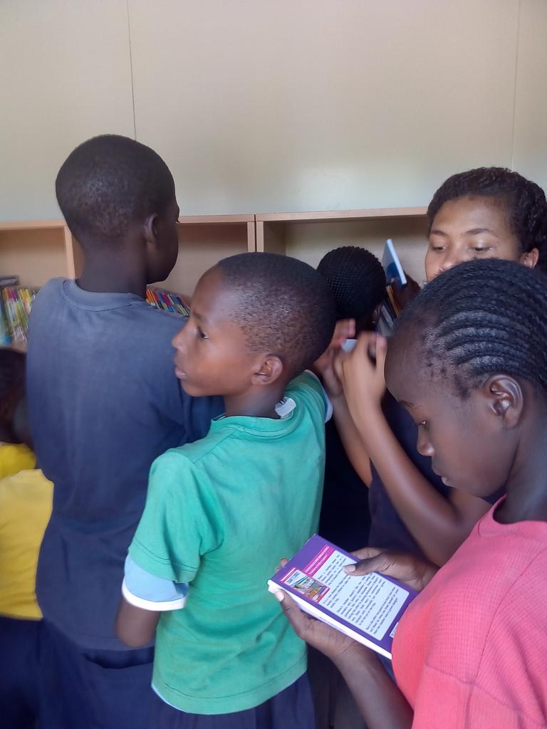 EbosoAnne's tweet photo. Children of #KipkeinoPrimary reading some of the books donated by @startalibrary & #VarkeyFoundation @HiviSasaUasin http://t.co/zD7KmDTtWp