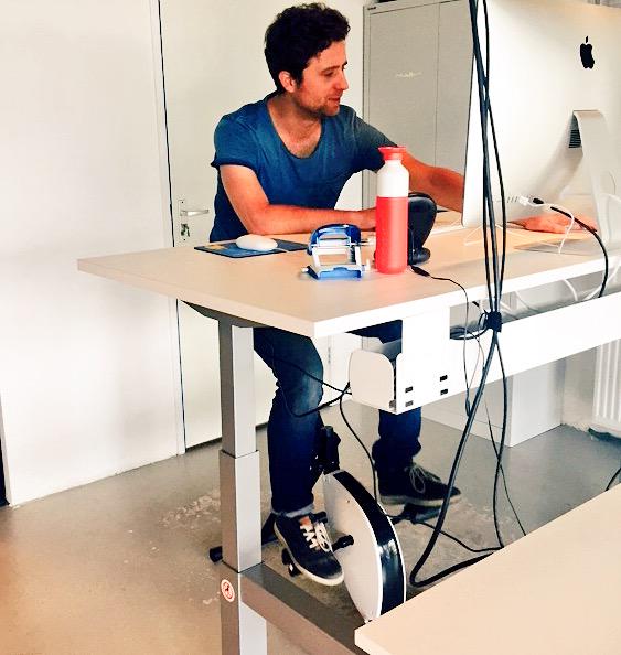 ZoHelder doet mee met de #healthy trend en is vanaf vandaag #ZoFit met onze nieuwe <a href="/deskbike/">Deskbike</a>