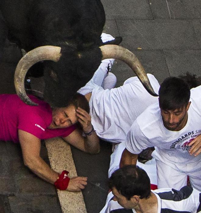Agenzia_Ansa's tweet image. Paura a #Pamplona, incornate e feriti a terzo encierro #SanFirmino ow.ly/PnqW9