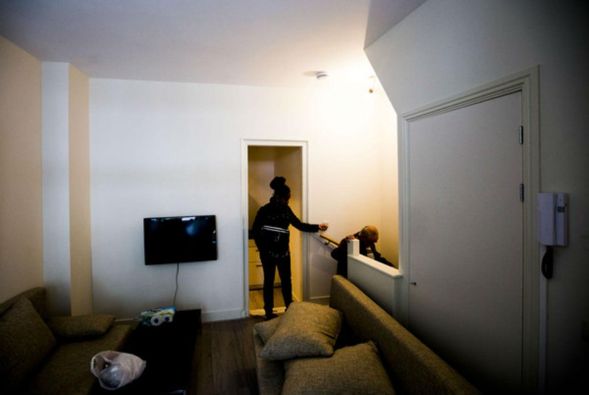 Vastgoedspeculanten kopen op grote schaal huizen om er, vaak illegaal, toeristen in te zetten. parool.nl/parool/nl/4/AM…