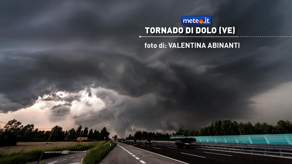 wwwmeteoit's tweet photo. Impressionanti foto del #tornado che ieri ha colpito la provincia di #Venezia. FOTO ► http://t.co/cbmhwCzoyq http://t.co/istHwwxUS0