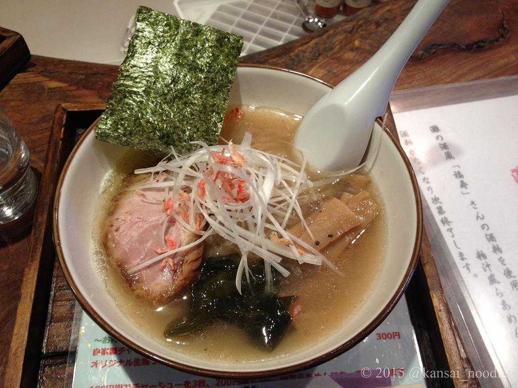 kansai_noodle's tweet photo. 【麺道 しゅはり】(兵庫･三宮)
海鮮の旨みを丁寧に引き出した潮らぁめん(¥750)は、全粒粉の平打ち麺と共に楽しむ一杯。澄まし汁のように、スッと口の中に入っていく魚介ベースのスープは油っこさもなく最後の一滴まで飲み干す勢い。https://t.co/YoC13QhQ0W