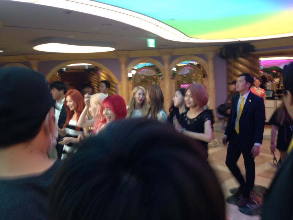 [PIC][09-07-2015]SNSD ghi hình cho chương trình "Guerrilla Date" của kênh KBS tại "LOTTE World" vào chiều nay CJdCd0XUkAASqQU