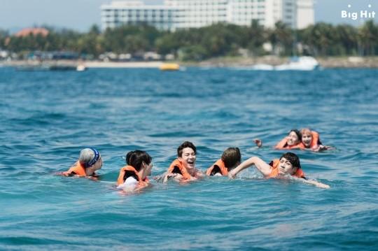 Photo] 2015 #BTS Summer Package: #BTS on banana boat (c) BigHit