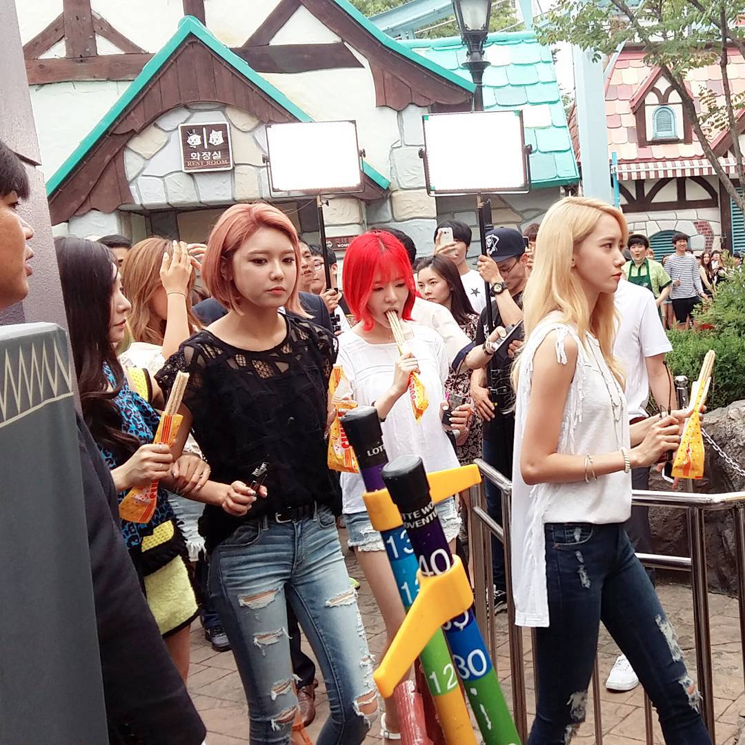 [PIC][09-07-2015]SNSD ghi hình cho chương trình "Guerrilla Date" của kênh KBS tại "LOTTE World" vào chiều nay CJdGAfUVAAImWe-