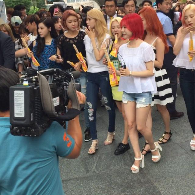 [PIC][09-07-2015]SNSD ghi hình cho chương trình "Guerrilla Date" của kênh KBS tại "LOTTE World" vào chiều nay CJdHkDBUAAEy6cr