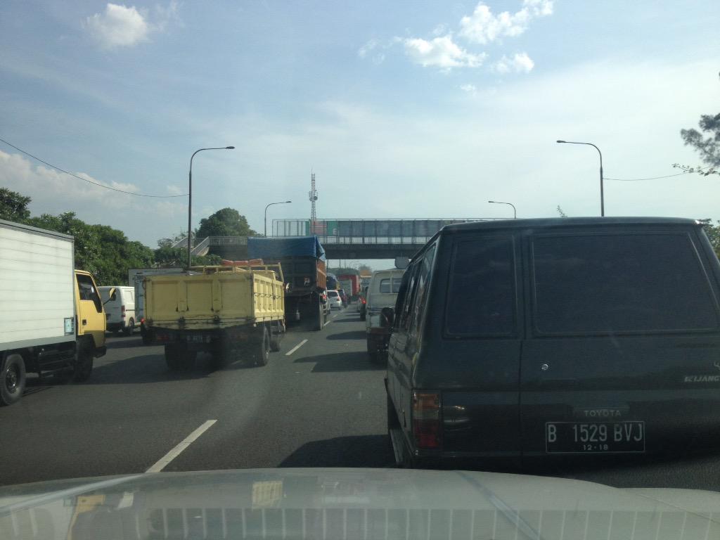 Masuk gerbang tol cileunyi macet 090715; 14:20:07