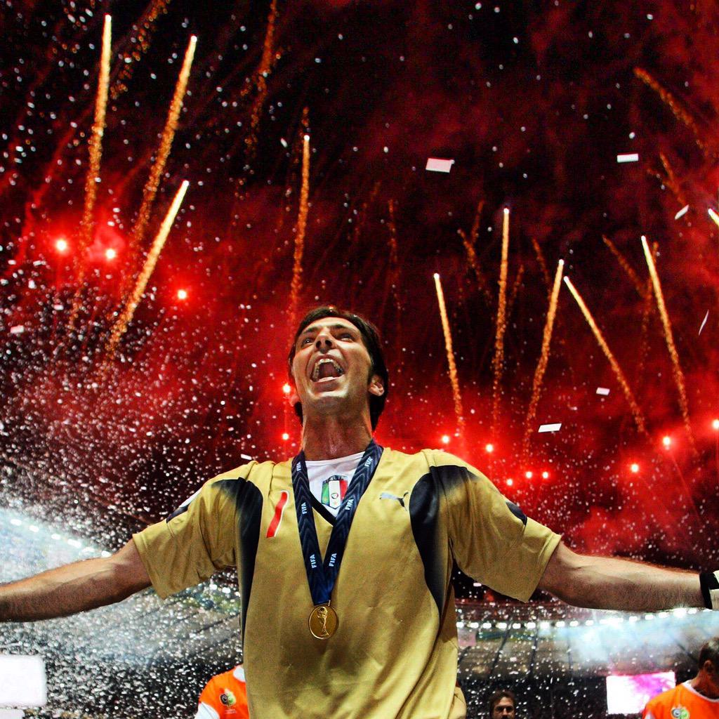 gianluigibuffon's tweet photo. 9 luglio 2006: una data indimenticabile per tutti noi!! #TeamBuffon http://t.co/WvqZxgbiGw