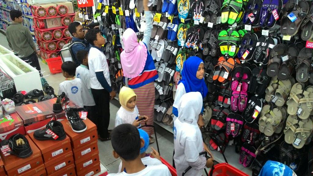 hi_yogyakarta's tweet photo. Suasana belanja di @Carrefour_ID #Maguwo @PKPU #BBY http://t.co/APE6h2bkBj
