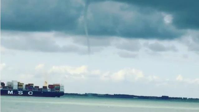 Windhoos op Westerschelde bij Vlissingen omroepzeeland.nl/nieuws/2015-07… #zeeland