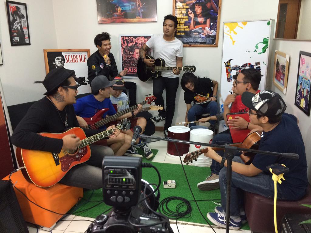 Ssssstttt :p RT <a href="/rocket_rockers/">Rocket Rockers</a>: lg mampir ke kantor nya <a href="/HaiMagazine/">HAI</a> kita punya "sesuatu" brg <a href="/myLASTCHILD/">LAST CHILD</a> 

hmmmm