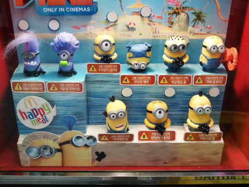 재작년 [슈퍼배드2] 개봉에 맞춰 판매했던 해피밀 토이들입니다. 총 9종이었는데 이걸 다 모으기 위해 삼시세끼를 해피밀로 먹었던 기억이 새록새록...