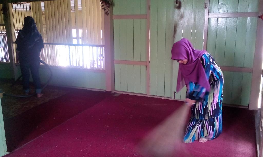 rozyanakamysan's tweet photo. misi raya sedang dijalankan di rumah nenek. nenek orang pon jadi laaa  😂 http://t.co/vN074CNr9k