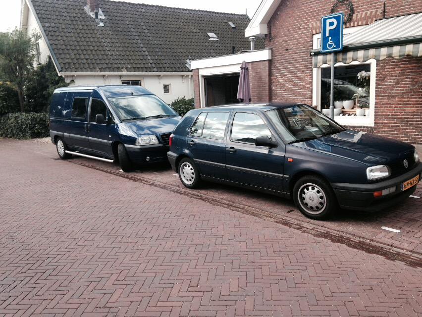SpecsHanco's tweet image. Volgens mij is er behoefte aan meerdere invalideparkeerplaatsen  in het dorp #huizen #parkeren #oudedorp