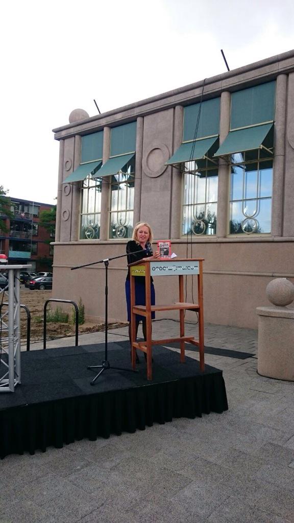 Minister Jet Bussemaker toont haar eigen oude schoolagenda bij de opening van het #Onderwijsmuseum in Dordrecht.