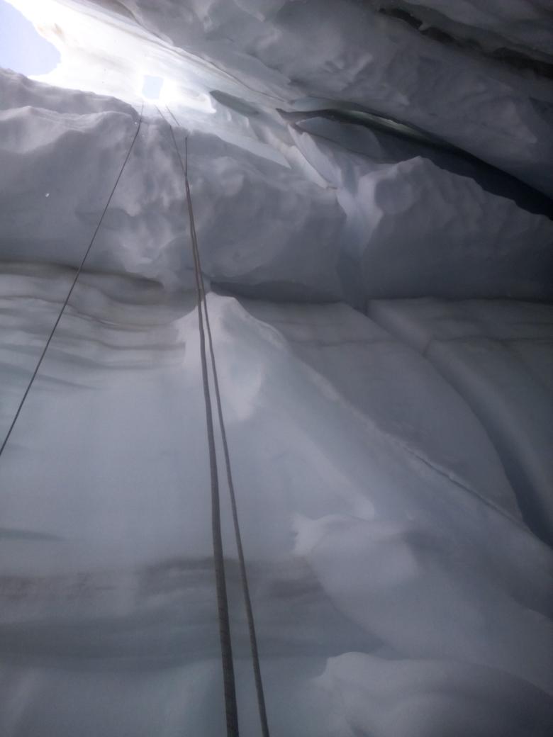 Rimedi al grande caldo.. Basta lavorare dentro un crepaccio.. Aggiornamento #soccorso alpino valdostano