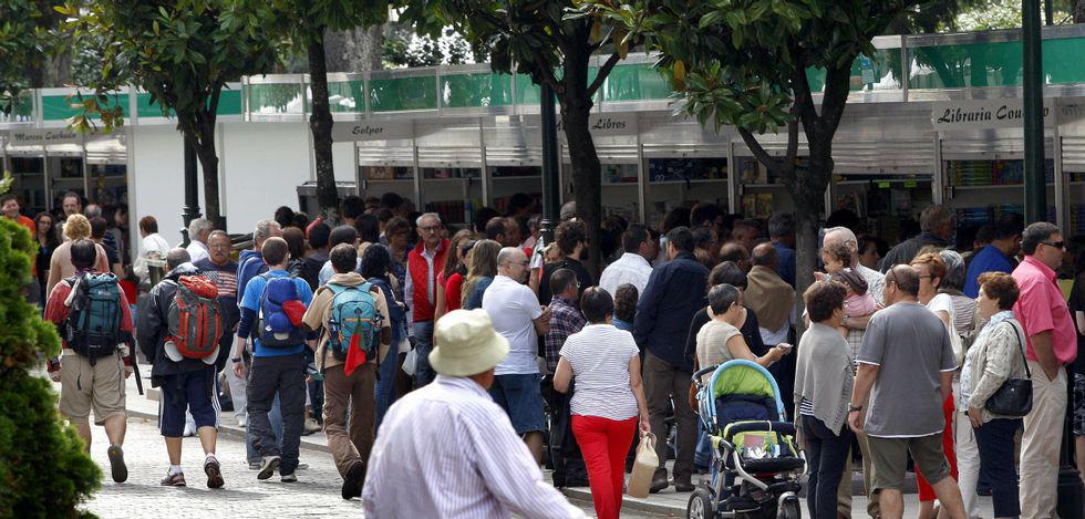SinergiaVigo's tweet photo. ¿Aún no te has pasado por la #Feria del #Libro? Este año en calle Progreso. ¡Hasta el 12 de julio! @quehacerenvigo http://t.co/9hK2aen4iV