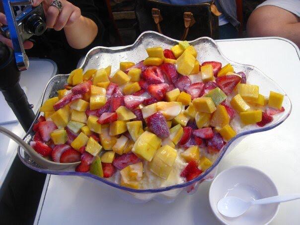 ice_love02's tweet photo. 海外のビッグかき氷♡
フルーツたくさんで美味しそうだけど
ボリュームがやばそう♡♡ https://t.co/OBrZGOGcYT