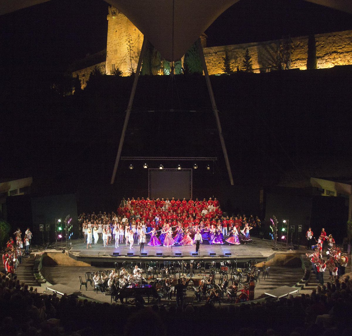 L'home del paraigua i les muralles de Tarragona. Avui fa tres anys!
