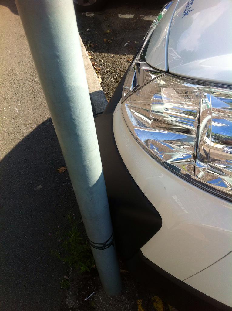 Annie_Fox1's tweet photo. "Am I close to the lamppost?" No dad honest  #hownottopark http://t.co/xPdbw4h4gZ