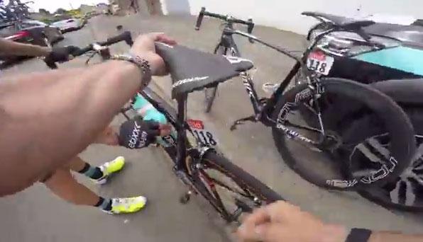 Nieuwsblad_be's tweet image. Zo snel verloopt een fietswissel in het heetst van de strijd dlvr.it/BSs4mj #nieuwsblad