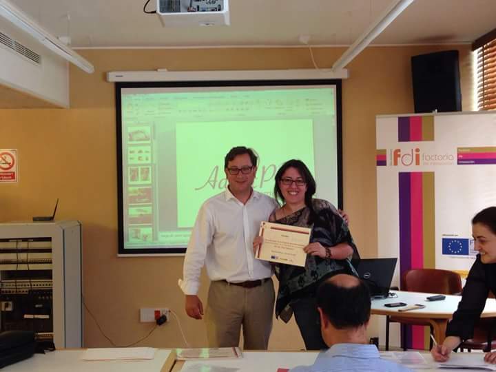 Empiezaporaqui's tweet photo. El pasado martes @AnaWohaby recibía feliz el diploma del programa de entrenamiento de @FDI_Bal #coworking http://t.co/017z7oR8Pz
