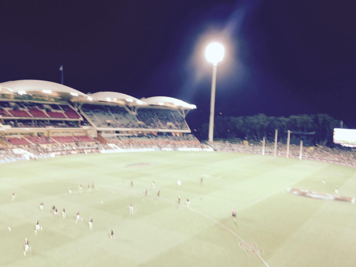 Annefelicity's tweet photo. A beautiful Adelaide night. Come on Port! #RIPphilwalsh http://t.co/jMTpxU9mQ3