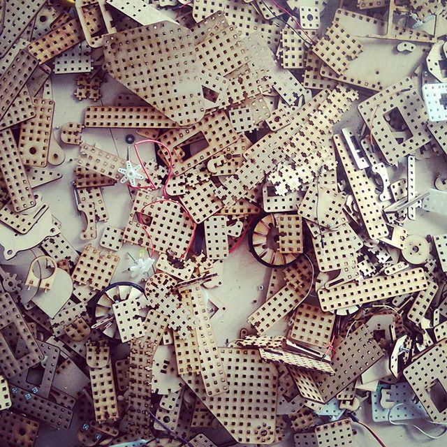 insta_arduino's tweet image. ift.tt/1LXZ0Gh - LO FI ROBOT workshop for kids #lofirobot #arduino #robots #diy … ift.tt/1SaueIL