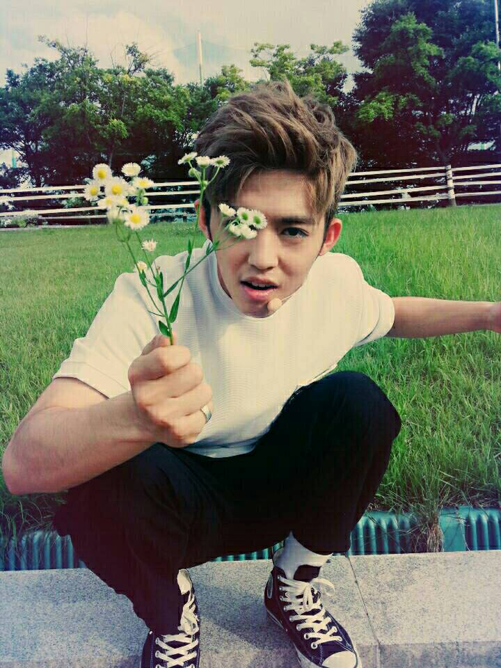 pledis_17's tweet photo. [Doogi PD] 이렇게 박력있게 꽃을 든 남자는 난생 처음이다. #헐쿱쓰_그거_뿅망치_아니야 http://t.co/wY7MsqiCXu