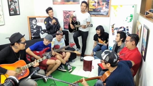 Hr ini ngacak2 kantor <a href="/HaiMagazine/">HAI</a> brg akang2 <a href="/rocket_rockers/">Rocket Rockers</a>! Bakal ada yg seru nihhh.. Aheey \m/