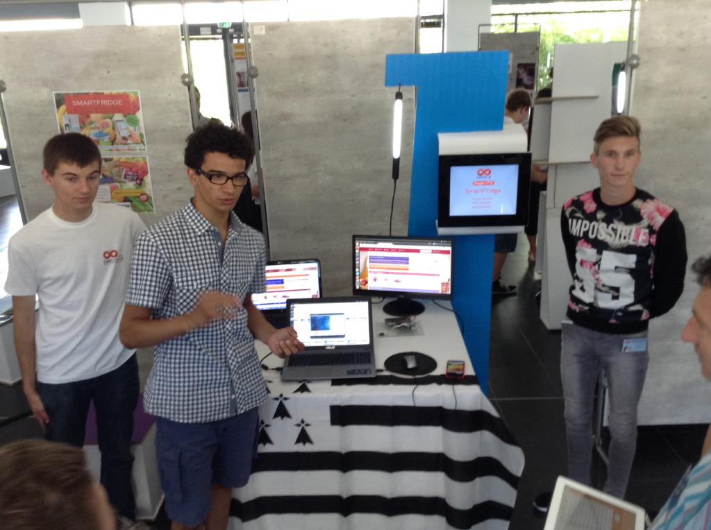 TerritoireSci's tweet image. SmartFridge sont face au jury et ont plein d&apos;arguments pour défendre leur projet !