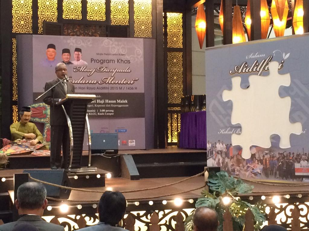 HasanMalekKP's tweet photo. Alhamdulillah selesai Pelancaran Rasmi Prog.Khas 'Mesej Daripada Perdana Menteri' sempena Perayaan Aidilfitri di KLCC http://t.co/pQLlD0B9sR