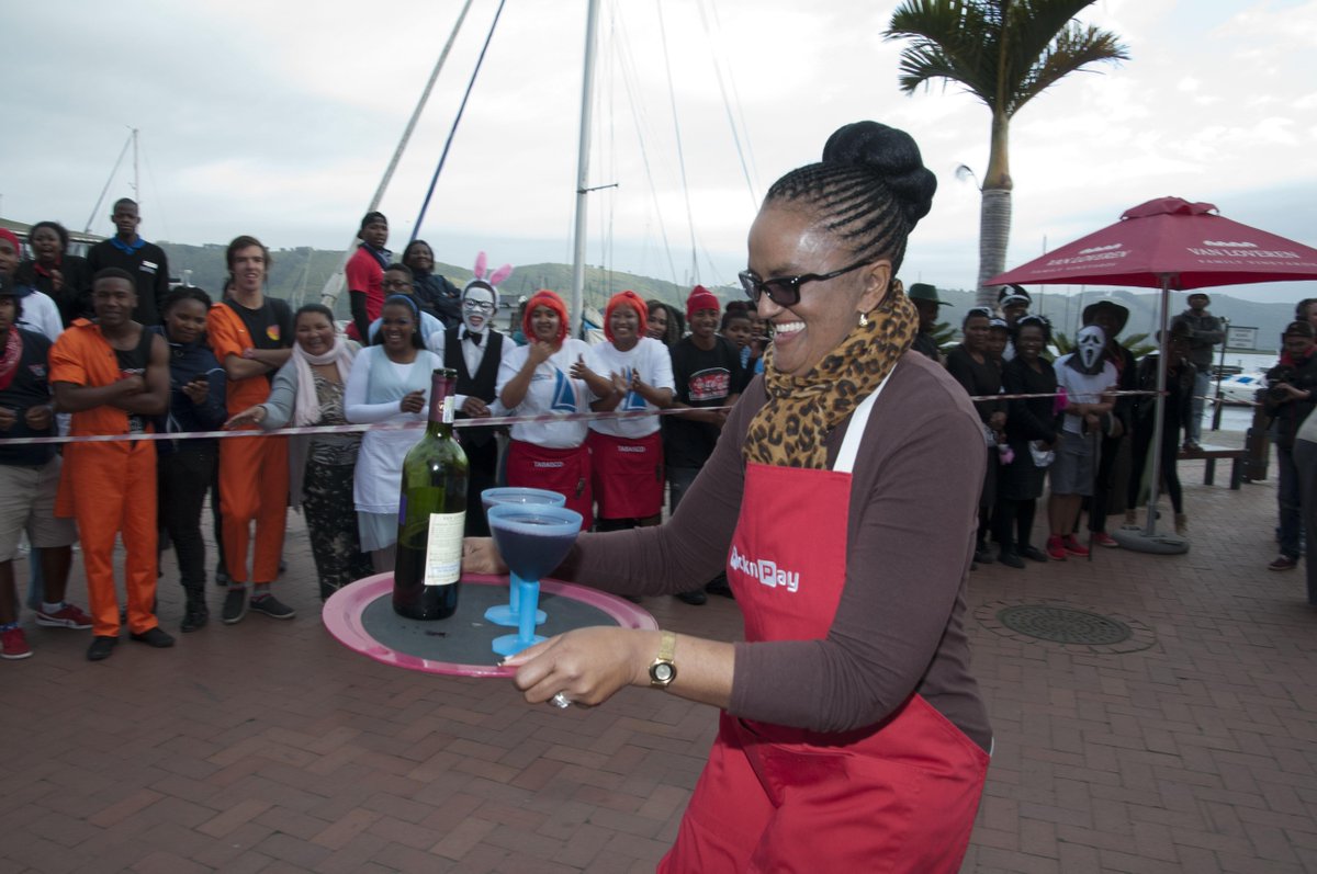 OutTherefran's tweet photo. #Knys1 #Mayor Wolmarans for showing your spirit during the @oysterfestival #waitron race. @KnysnaMuni @knysnatourism http://t.co/fTIKwYnHRf