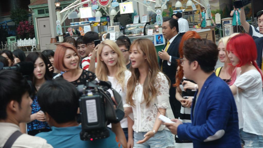 [PIC][09-07-2015]SNSD ghi hình cho chương trình "Guerrilla Date" của kênh KBS tại "LOTTE World" vào chiều nay CJdsMBDUAAATuIe