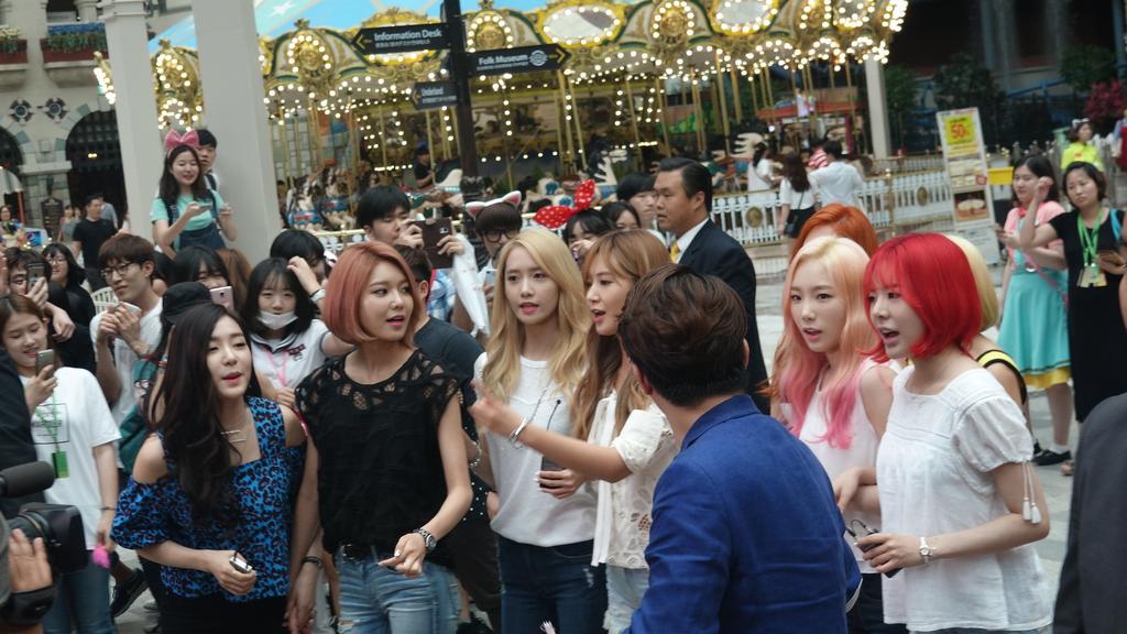 [PIC][09-07-2015]SNSD ghi hình cho chương trình "Guerrilla Date" của kênh KBS tại "LOTTE World" vào chiều nay CJdsj1LUEAArok6