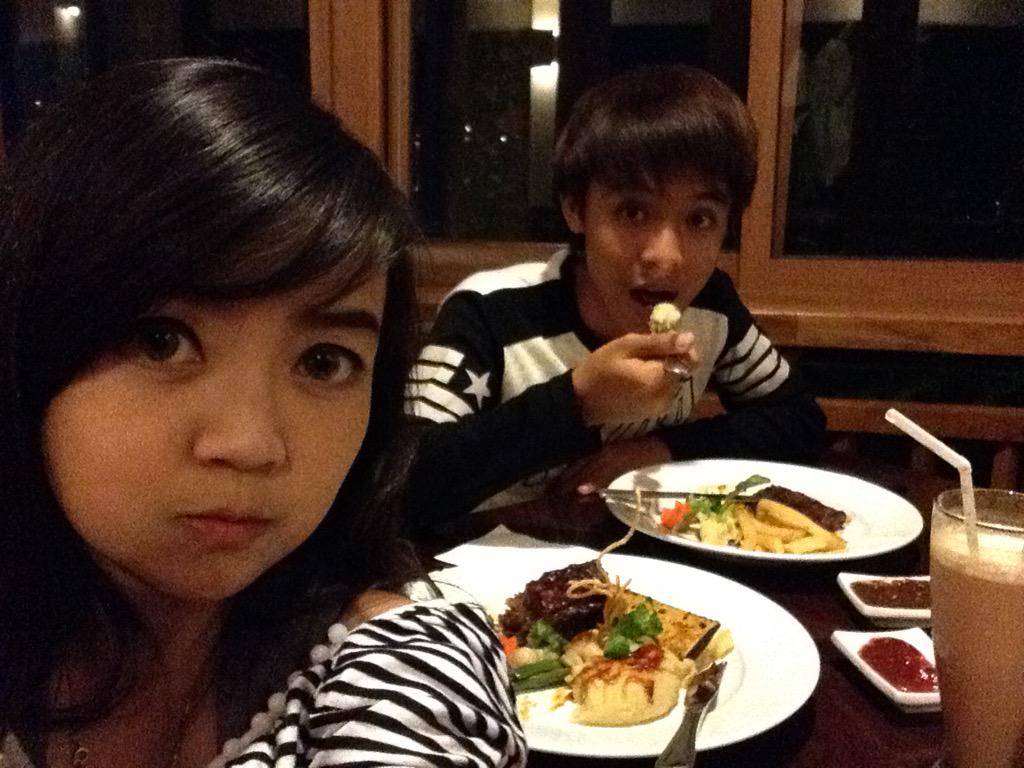 Indri_Christina's tweet photo. Special moment.... 😊 #dinnerdate #mybirthday #grandhill #latepost #290615 http://t.co/3qPH7txI7B
