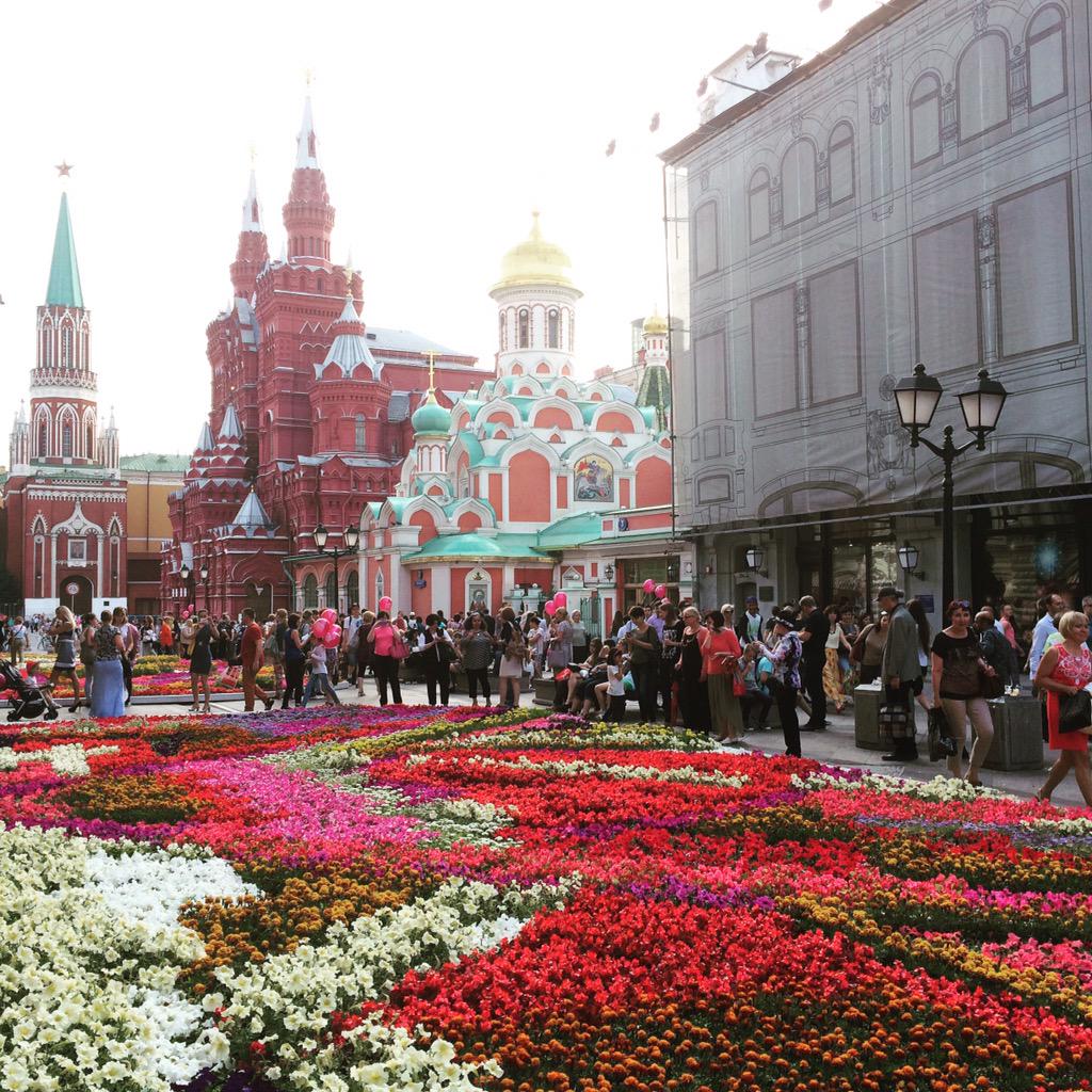 Улицы москвы лето. Никольская улица Москва лето. Никольская улица Москва летом. Цветы на Никольской улице в Москве. Москва летом Никольская.