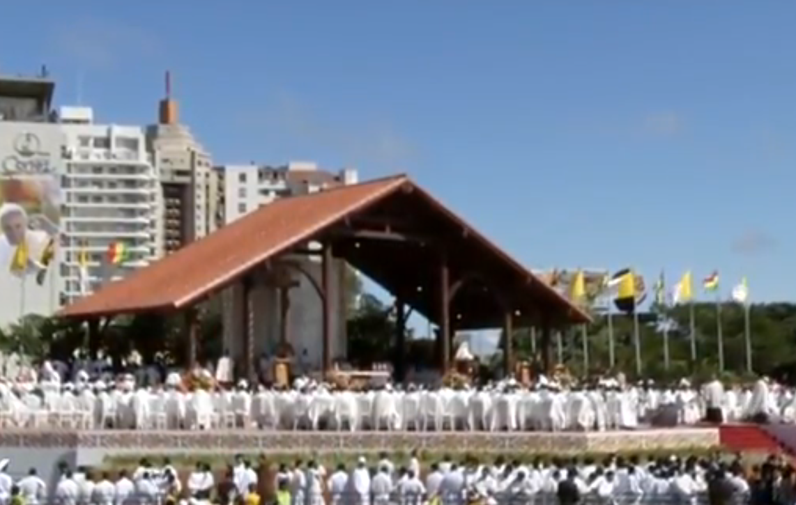 VaticanMagazin's tweet photo. Franziskus hat es geschafft und zum Ende d. Messe in Santa Cruz blauen Himmel herbeigezaubert. Der Wind ist geblieben http://t.co/No3yxtnU0S