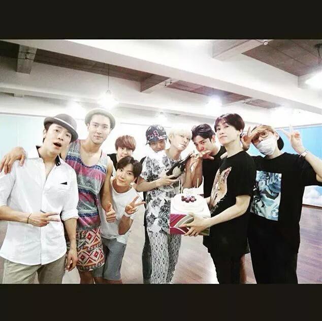 I\M CRYING!  MY BABIES! HAPPY BIRTHDAY KIM HEECHUL!! 