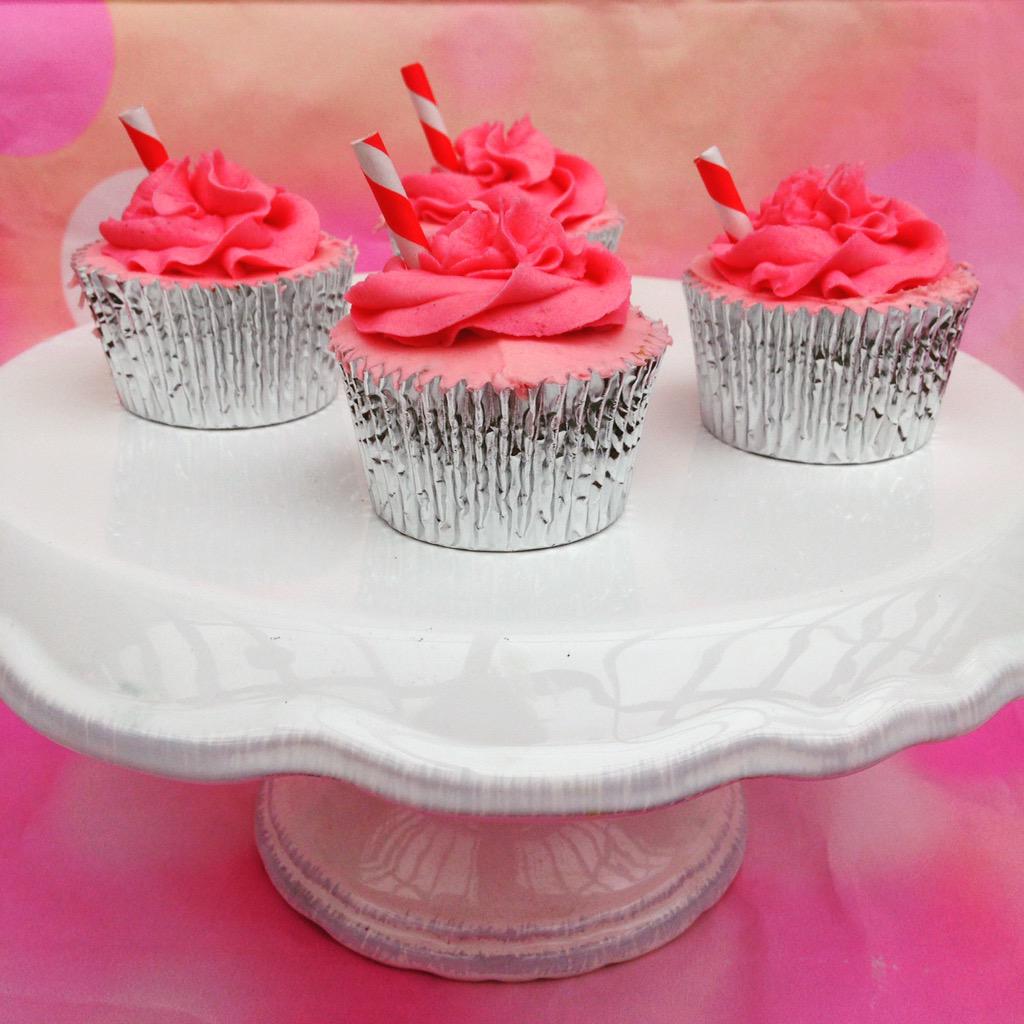 Need a thank you gift for the teachers? Grab a box of 4 cupcakes for £5!!! @MumsnetEnfield <a href="/EnterpriseEnf/">Enterprise Enfield</a> <a href="/TheTapsBar/">The Taps Irish Bar</a>