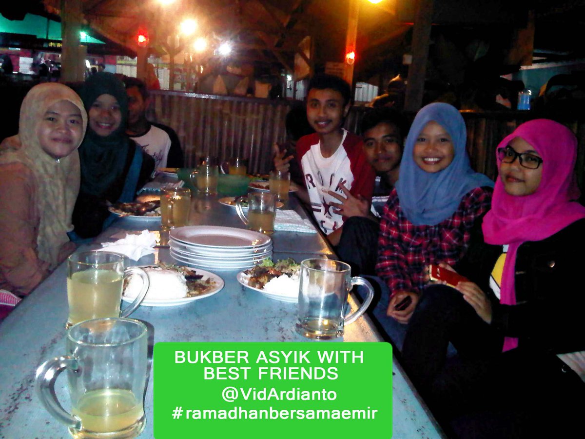 vidArdianto's tweet photo. @emirbooks Alhamdulillah msh dapat berkumpul BUKBER w/ my bestfriends yg sdh jarang bertemu :') #RamadhanBersamaEmir http://t.co/5Z04AIPtrJ