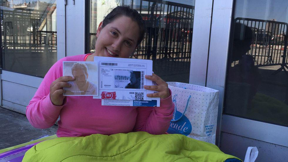vozcoruna's tweet photo. Una fan lleva desde ayer durmiendo en el Coliseo para ver a @pabloalboran que toca el sábado http://t.co/IbDSkXpCD2 http://t.co/NVLAcx0uIV
