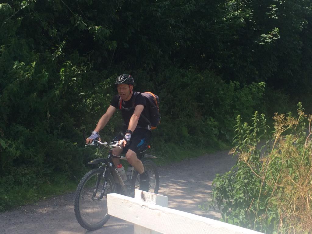 pudseybearit's tweet photo. Half way point at Caen Hill locks at Devizes, it's a bit warm! http://t.co/A1DrnvTvaq