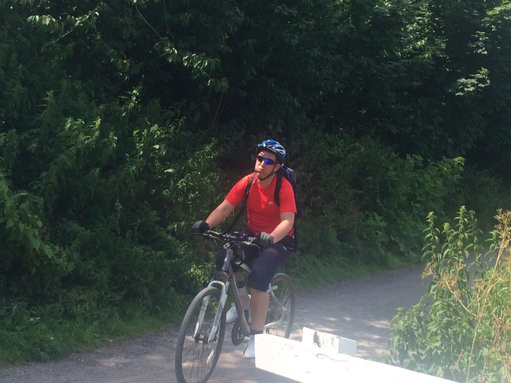 pudseybearit's tweet photo. Half way point at Caen Hill locks at Devizes, it's a bit warm! http://t.co/A1DrnvTvaq