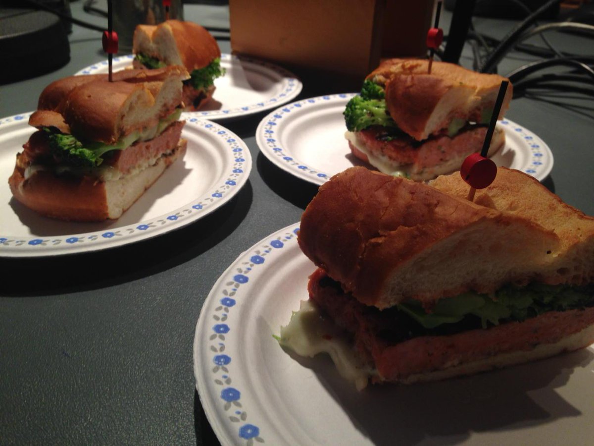 LouisPhilippeB's tweet image. Le chef Christian Fréchette propose une recette de pain Bretzel sur B.B.Q. avec saucisses de Richmond #cppte